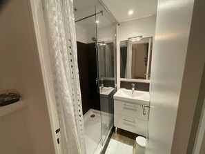 Een haardroger, handdoeken, toiletpapier