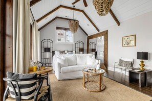 5 bedrooms, iron/ironing board, WiFi