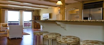 Bright & stunning Condo with City Views/ Beverly Hills Elegance meets LA Vibe.