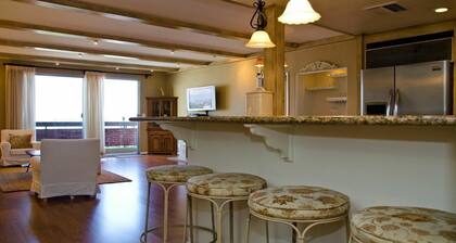 Bright & stunning Condo with City Views/ Beverly Hills Elegance meets LA Vibe.