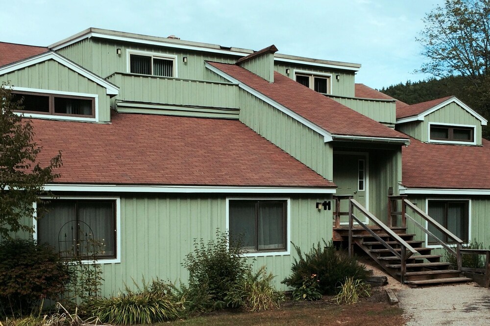 Seasons at Attitash Townhouse, 1 mile to Attitash ski lifts, close to Storyland!