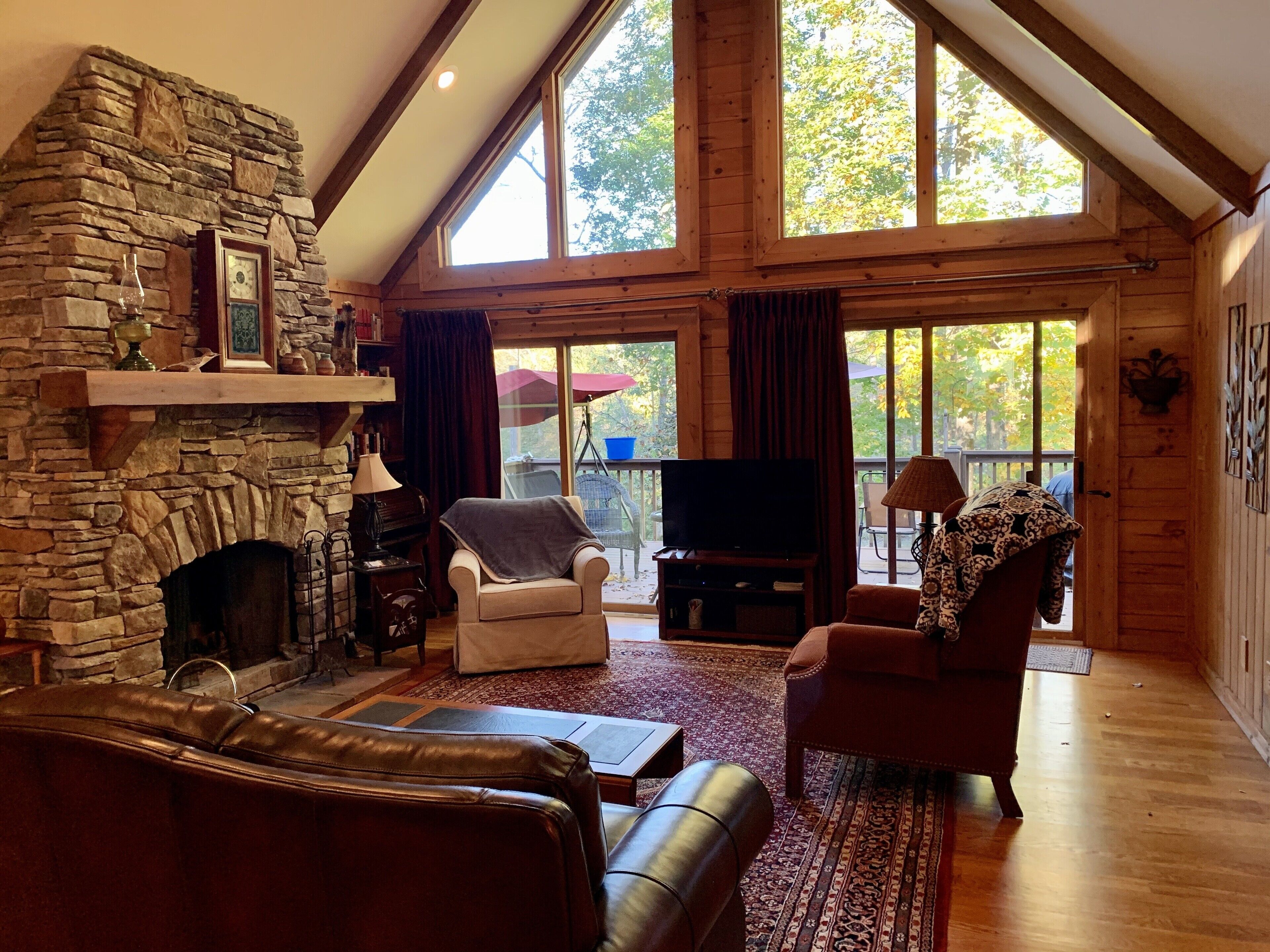 River front log home 3 miles from Tryon Equestrian Center, gated community