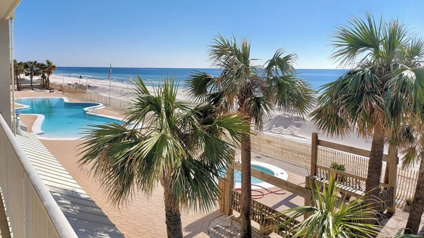 Area piscina con vista sulla spiaggia e sull'oceano.