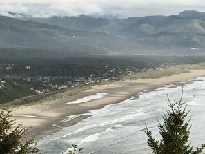Nær stranden, solsenger og strandhåndklær