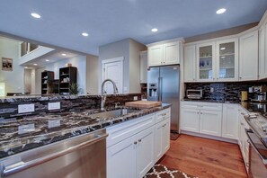 Kjøleskap, mikrobølgeovn, ovn og kokeplater