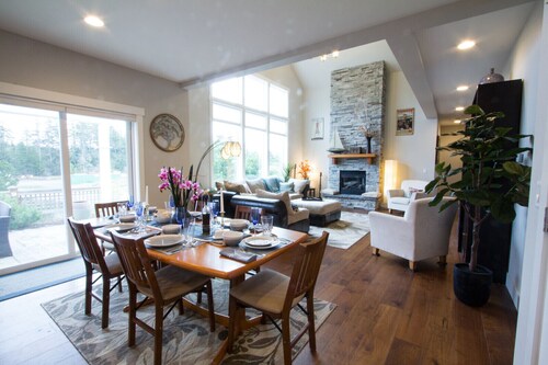 Stunning 4 bed 3 Bath New Home walkable 3/4 mile to Beach & 1/2 mile to Town!