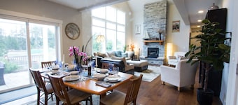 Stunning 4 bed 3 Bath New Home walkable 3/4 mile to Beach & 1/2 mile to Town!