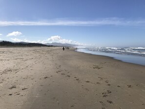 Beach nearby, sun-loungers, beach towels