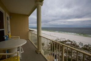 Outdoor dining - BLUE DOLPHIN PENTHOUSE LUXURY 3 BDR 3 BA 2026 Booking Fast (Fort Walton Beach)
