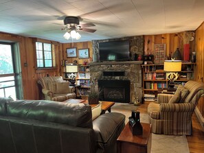 Fernseher, Kamin, Bücher, Drucker
