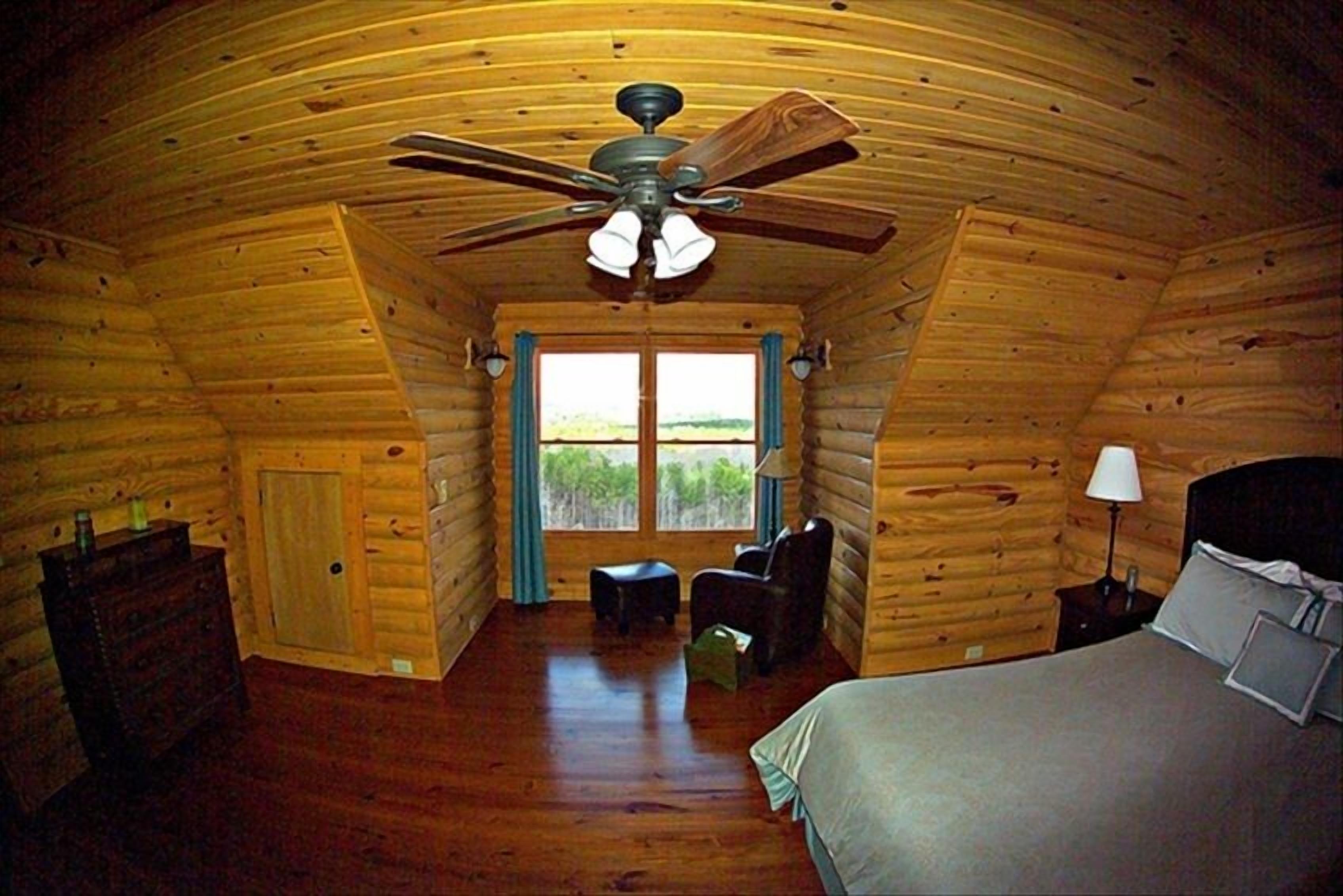 The Pine Cabin - Solid Wood Log Cabin with Awesome Views!