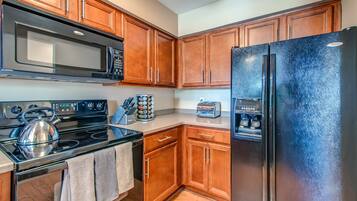 Kylskåp, mikrovågsugn, ugn och spishäll