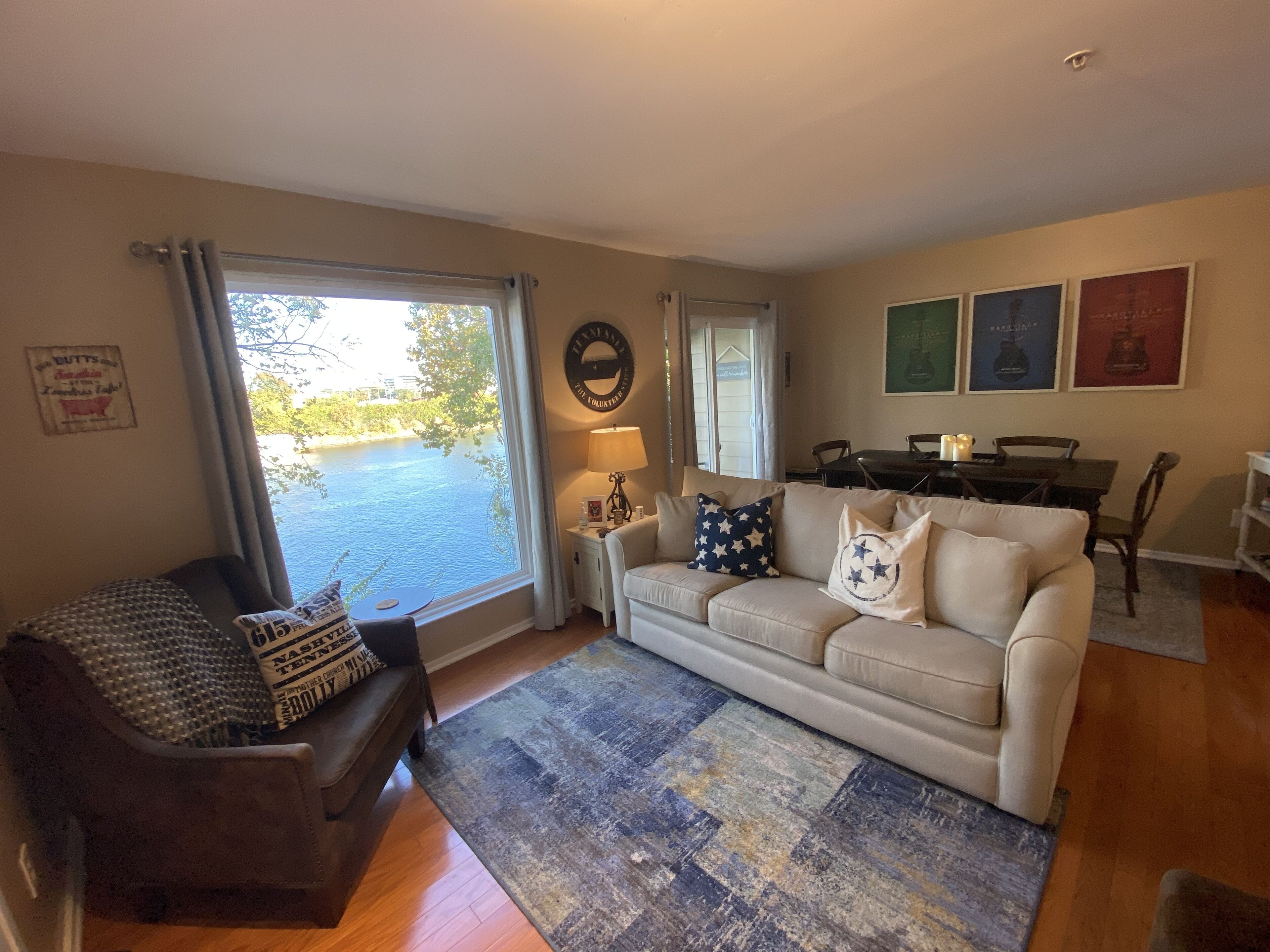 Cozy 2 Bedroom Condo. Sleeps 6. Free Parking .7 Miles to Broadway 🎶🤠🎸🪕🎻👢🎶