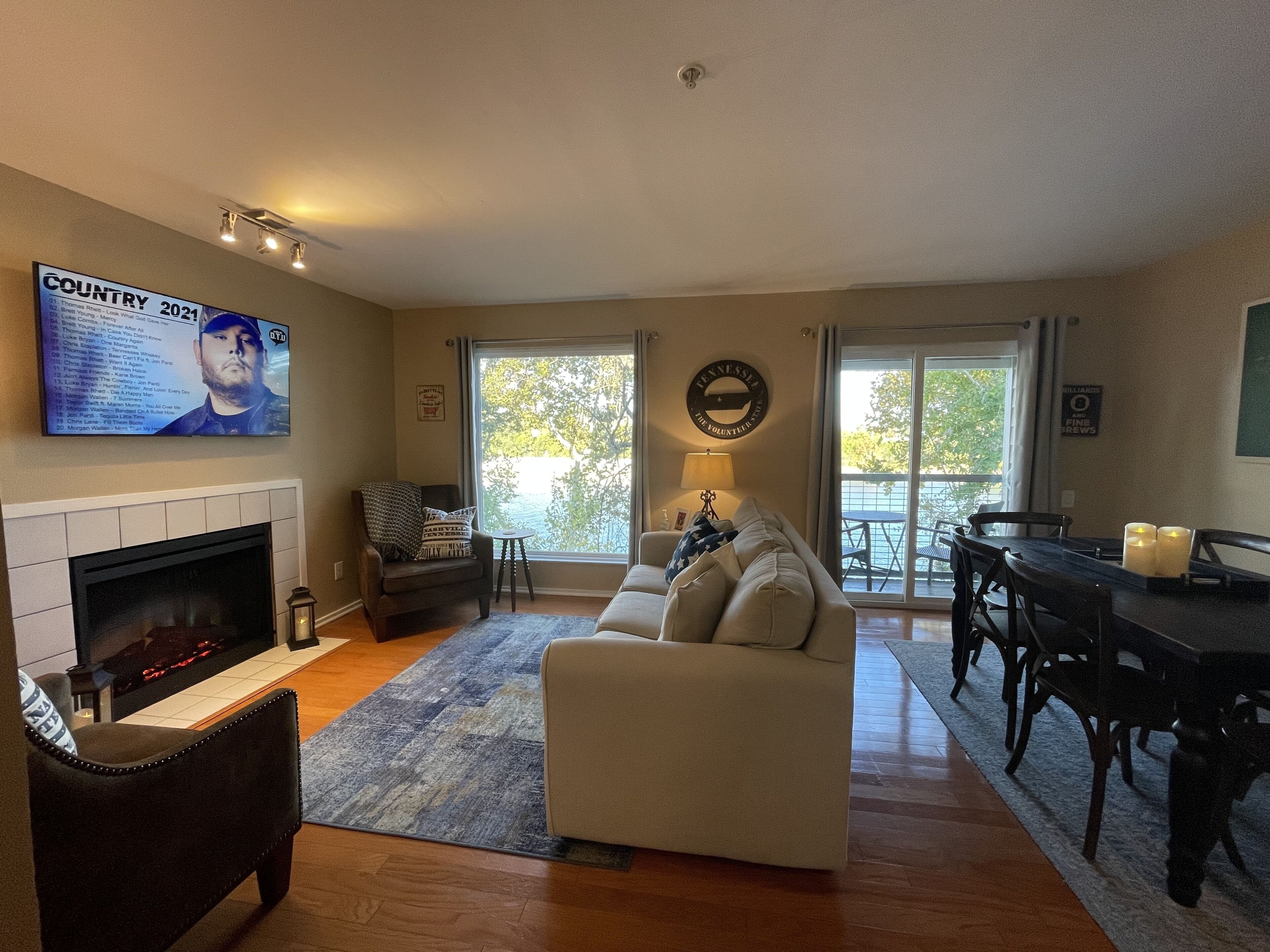 Cozy 2 Bedroom Condo. Sleeps 6. Free Parking .7 Miles to Broadway 🎶🤠🎸🪕🎻👢🎶