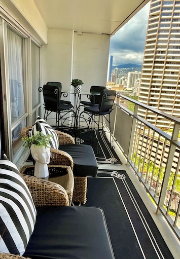 Dining for 4 + lounging for 2