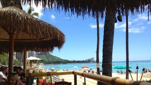 An outdoor dining area with a view of the beach and ocean. - Ilikai Hotel, Ocean Front, Hip Real 1 BDR,  City View, Best Surf in Waikiki (Honolulu)