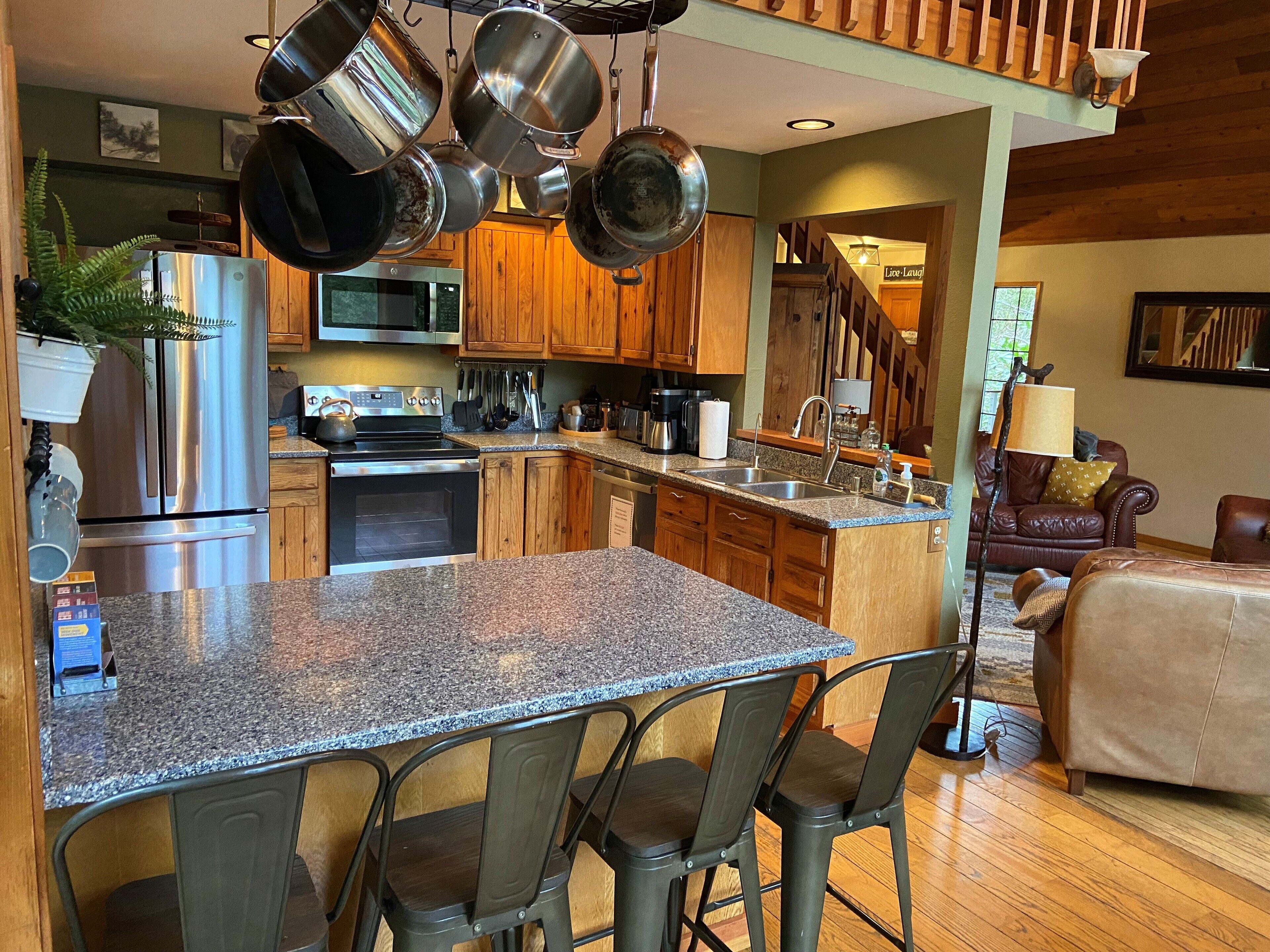 Kjøleskap, mikrobølgeovn, ovn og kokeplater