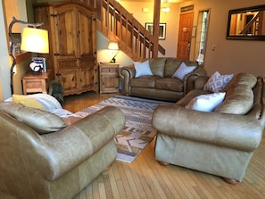 Smart TV, fireplace, DVD player, books