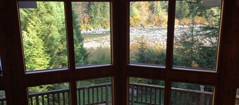 Riverfront Chalet with Spectacular View in Cascade Mountains of Stevens Pass