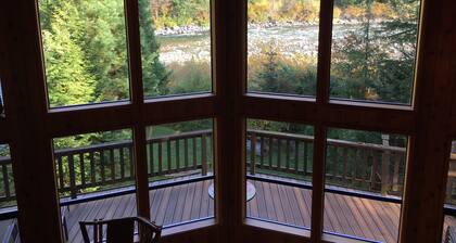 Riverfront Chalet with Spectacular View in Cascade Mountains of Stevens Pass