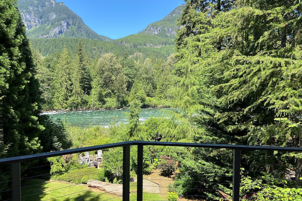 Riverfront Chalet with Spectacular View in Cascade Mountains of Stevens Pass
