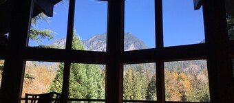 Riverfront Chalet with Spectacular View in Cascade Mountains of Stevens Pass