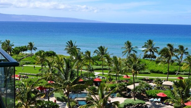A resort with a pool, palm trees, and a view of the ocean. - Honua Kai Ocean Front 3/3 condo, Hokulani 350 (Lahaina)