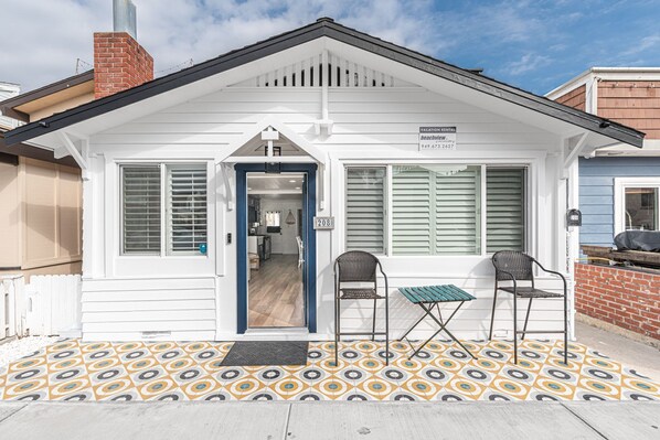 Outdoor dining - Updated Vintage Beach Cottage | Steps to Beach | Great Pricing! | Couldn't Be Cuter! (Newport Beach)