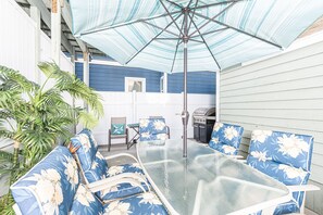 Outdoor dining - Updated Vintage Beach Cottage | Steps to Beach | Great Pricing! | Couldn't Be Cuter! (Newport Beach)