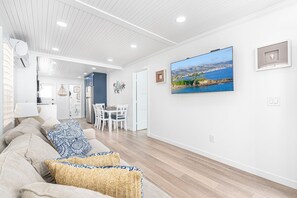 TV - Updated Vintage Beach Cottage | Steps to Beach | Great Pricing! | Couldn't Be Cuter! (Newport Beach)