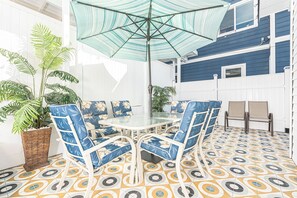 Outdoor dining - Updated Vintage Beach Cottage | Steps to Beach | Great Pricing! | Couldn't Be Cuter! (Newport Beach)