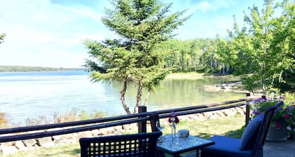 Charming Oceanfront Mökki-upeat näkymät ja 20 metrin päässä rannasta