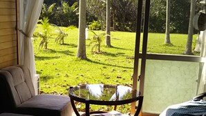 Una habitación con un ventanal grande, una mesa redonda y un sofá.