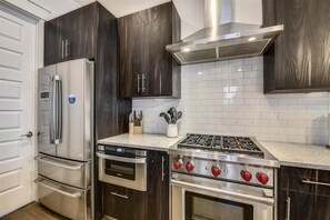 Geladeira, micro-ondas, fogão, cooktop