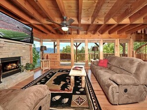 Smart TV, caminetto, console per videogiochi, tavolo da calcetto