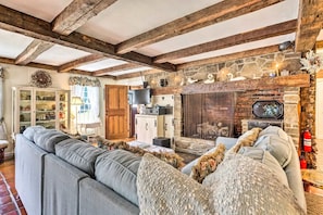 Smart TV, fireplace, DVD player, foosball - Impressive Unique Waterfront Pool Resort Country Estate (Southbridge)