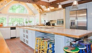 Fridge, microwave, oven, stovetop - Impressive Unique Waterfront Pool Resort Country Estate (Southbridge)