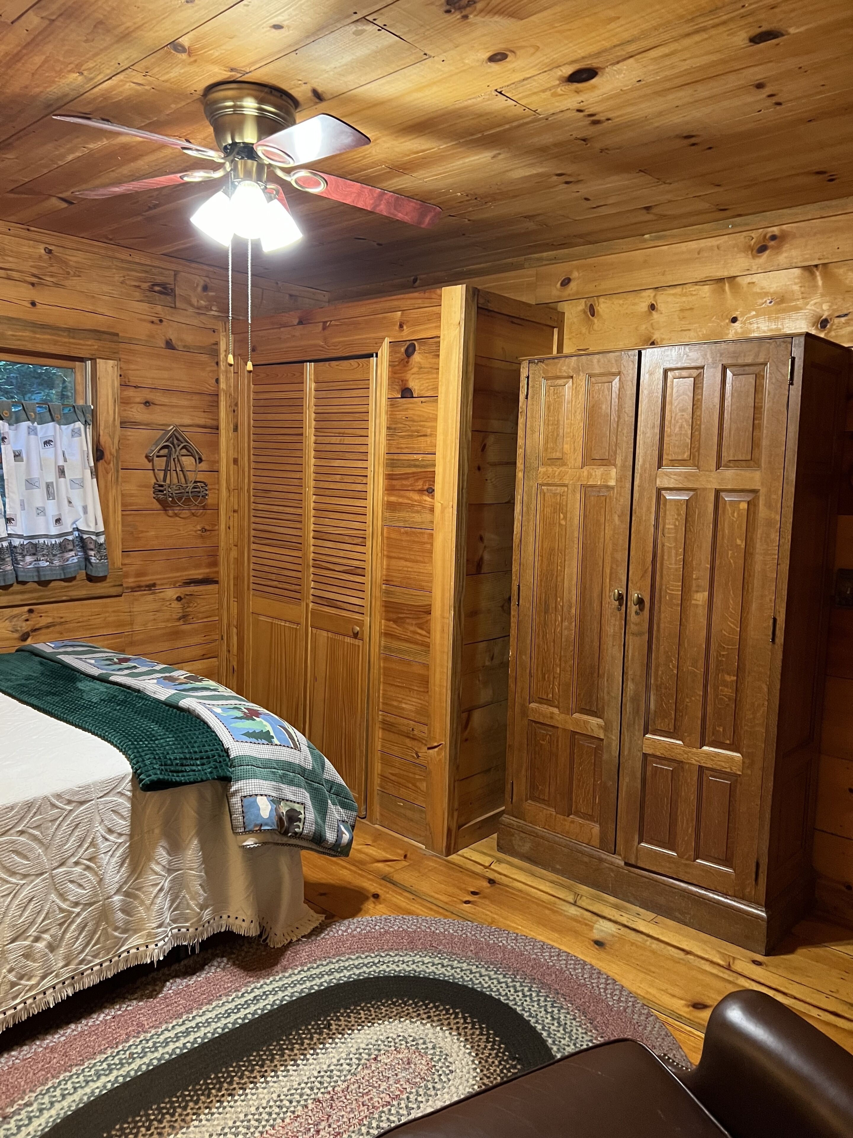 Glenn Acres- Pine Ridge Chalet-  Creekside- Mountain-Secluded-QUIET!