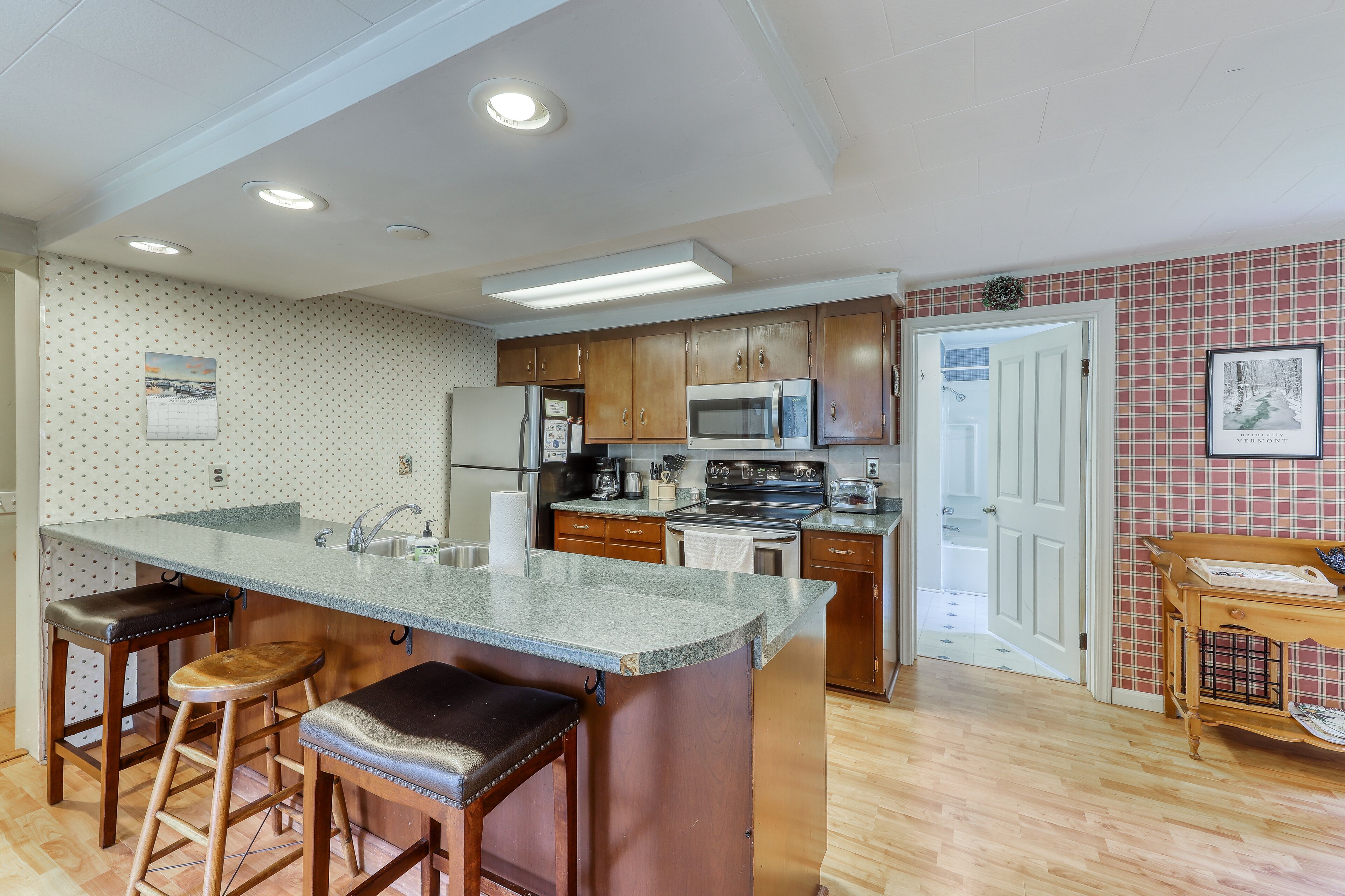 Comfortable home with jetted tub, patio, & W/D- near skiing