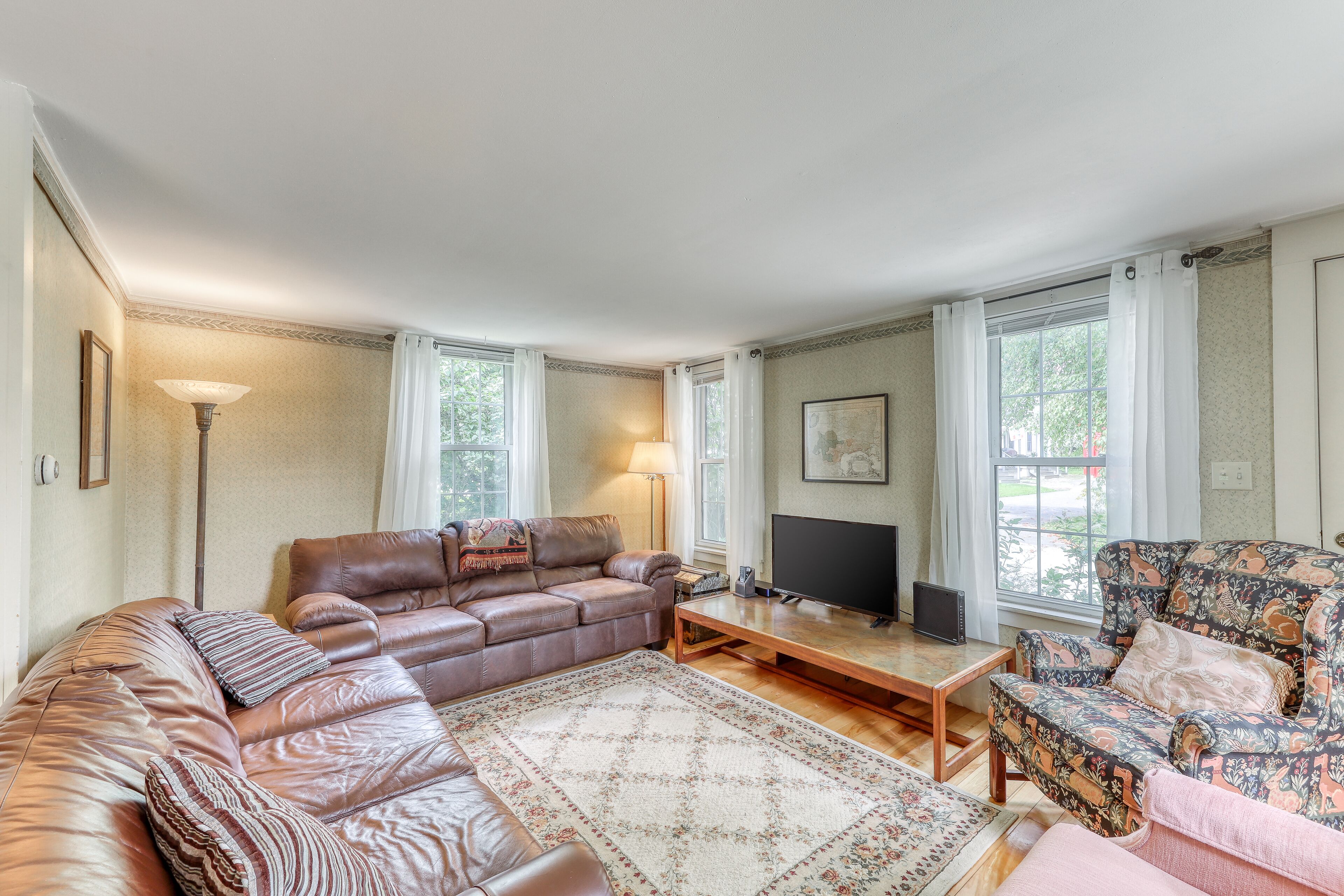 Comfortable home with jetted tub, patio, & W/D- near skiing