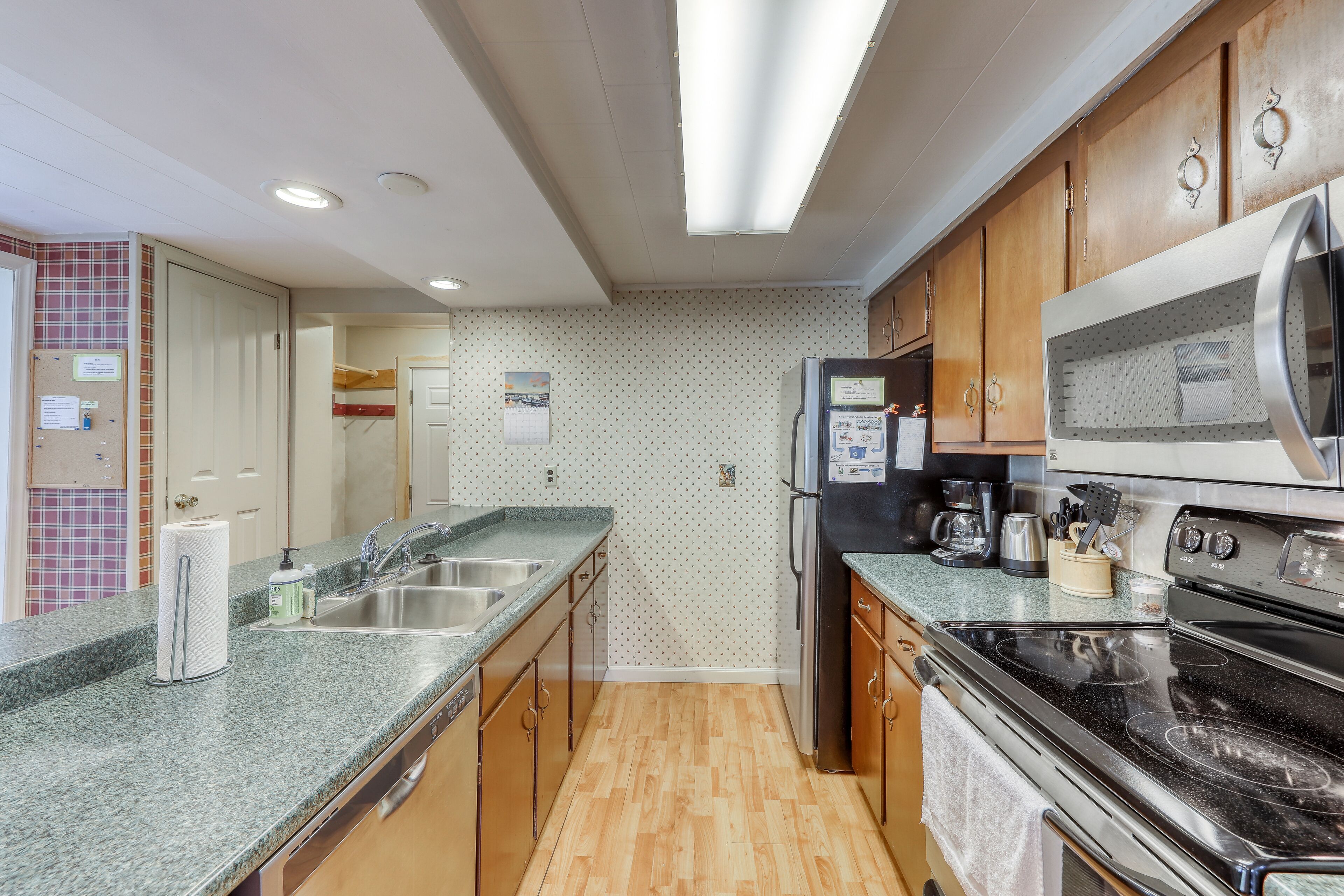 Comfortable home with jetted tub, patio, & W/D- near skiing