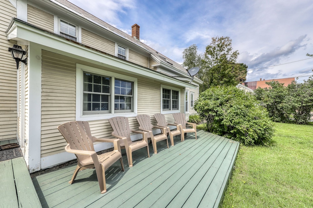 Comfortable home with jetted tub, patio, & W/D- near skiing