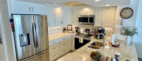 Réfrigérateur, micro-ondes, plaque de cuisson, lave-vaisselle