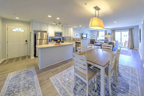 Uusittu! 3BR / 2BA w / allas, lähellä rantoja, ostosmahdollisuuksia, ravintoloita ja paljon muuta!<br>