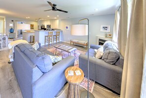 Ein modernes Wohnzimmer mit einer Couch, einem Couchtisch und einer Lampe.