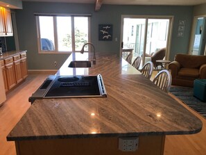 ثلاجة، ميكروويف، فرن، موقد طهي مسطح