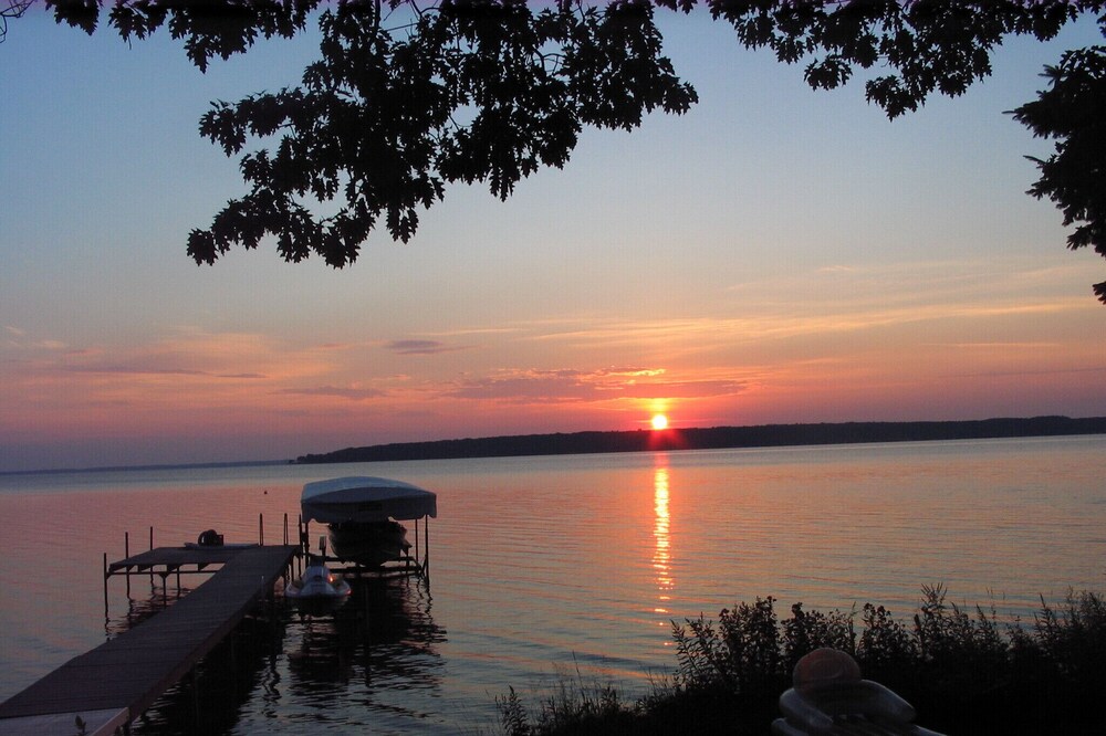 Grandview Beach Cabin on beautiful Mullet Lake