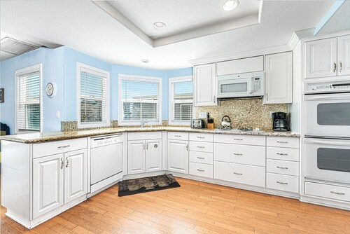 Beaucoup d'espace pour tout le monde! Condo à l'étage avec vue sur l'océan - 10 personnes!