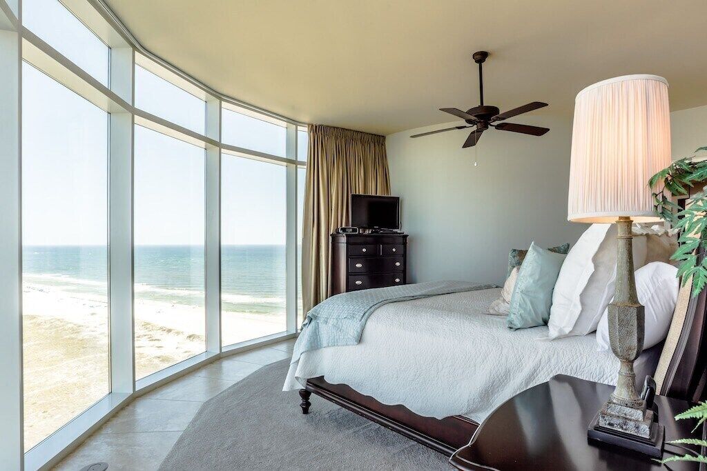 4 bedrooms, desk, iron/ironing board, WiFi (free)