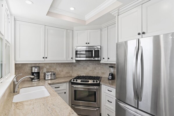 Refrigerador, microondas, horno y parrilla de estufa 